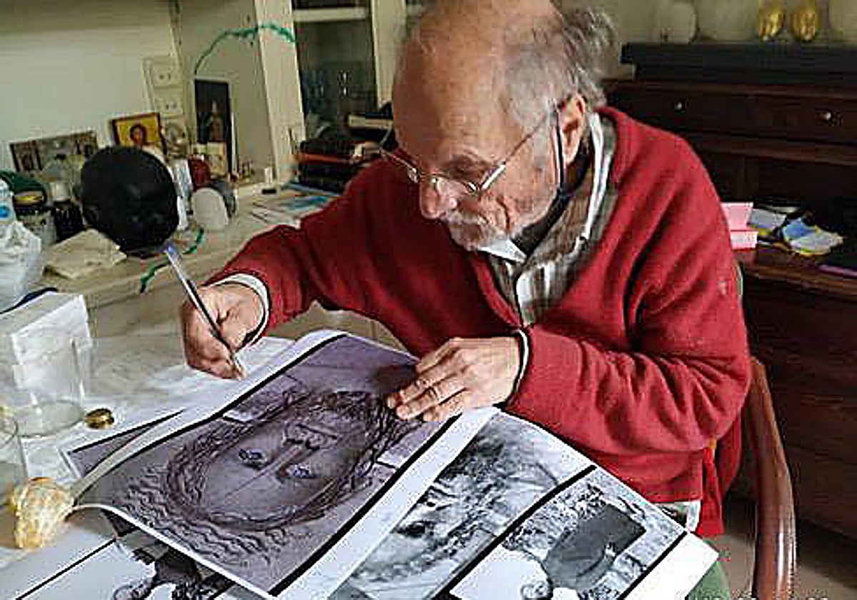 Antonio López,. trabajando en los bocetos, al comienzo del proyecto