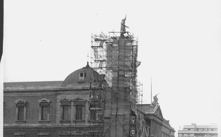 Imagen principal - Arriba, traslado de la estatua de Colón al lateral de los Jardines del Descubrimiento. Abajo, izq., el lugar que iba a servir de base al monumento, tras derribarse la Casa de la Moneda; y dcha, las Torres de Colón en construcción