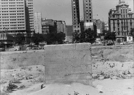 Imagen secundaria 1 - Arriba, traslado de la estatua de Colón al lateral de los Jardines del Descubrimiento. Abajo, izq., el lugar que iba a servir de base al monumento, tras derribarse la Casa de la Moneda; y dcha, las Torres de Colón en construcción