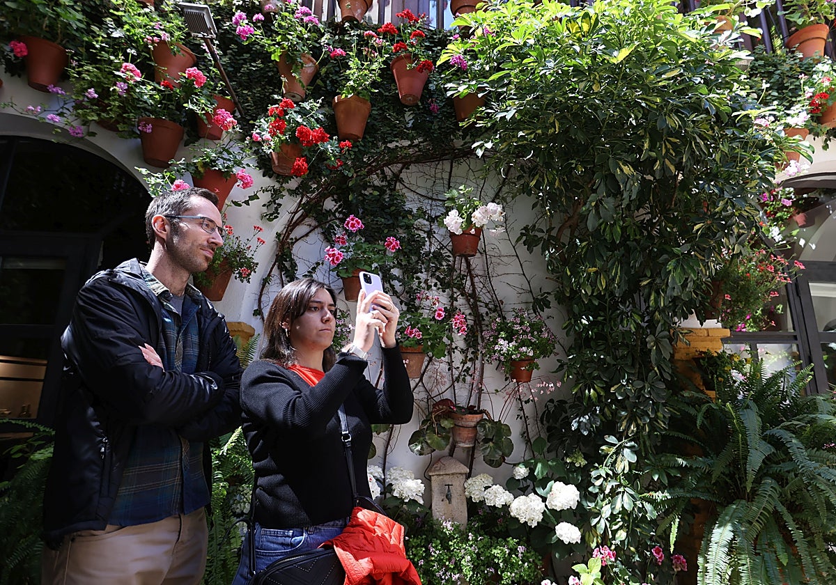 Dos visitantes en los Patios de Córdoba
