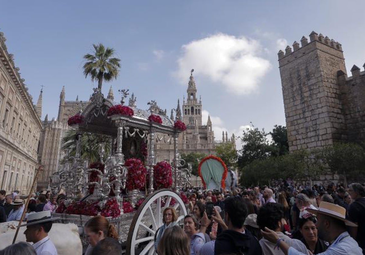 Hermandad del Rocío de Sevilla antes de salir de la ciudad