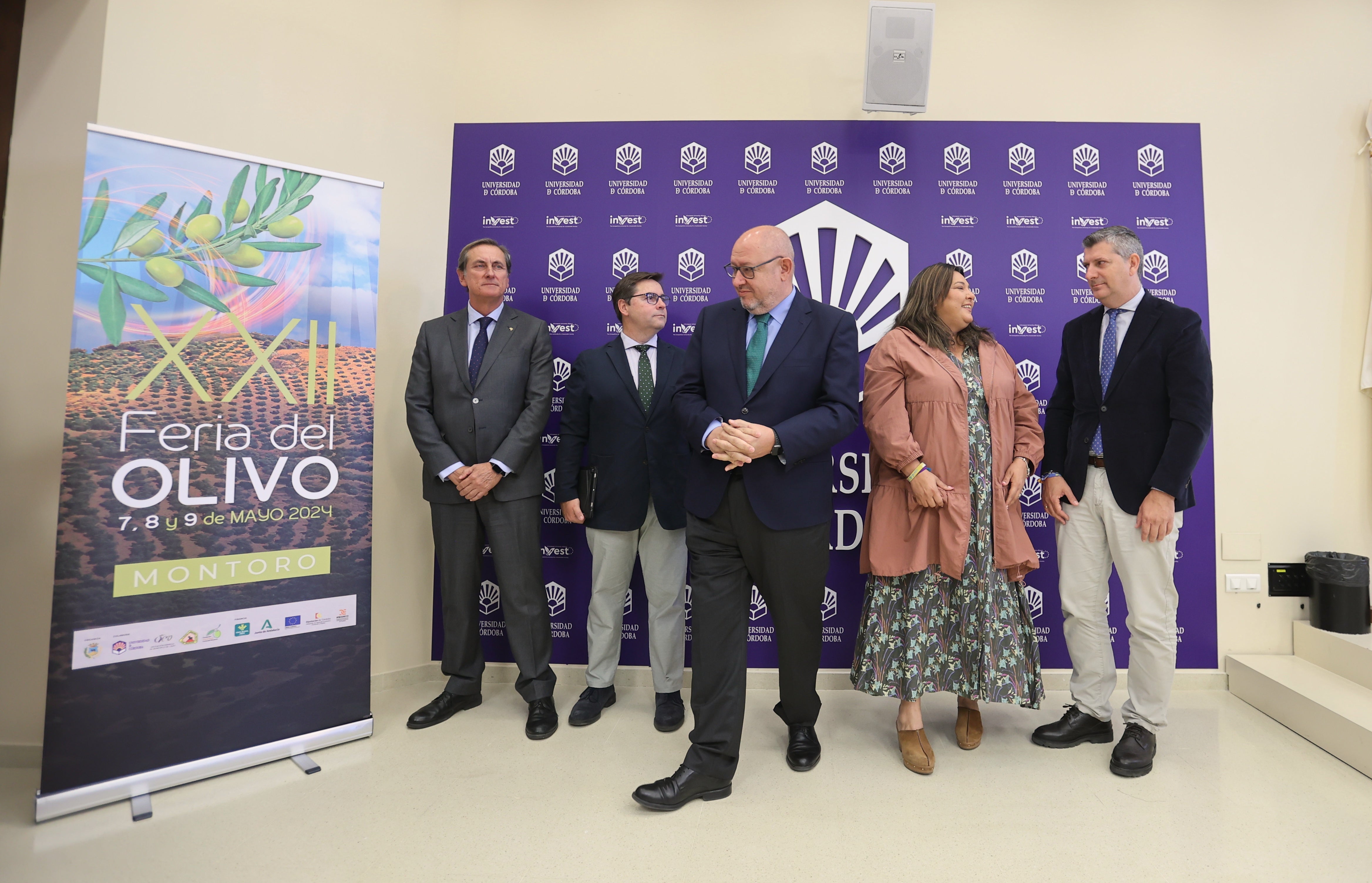 Responsables universitarios y políticos durante la inauguración de las jornadas