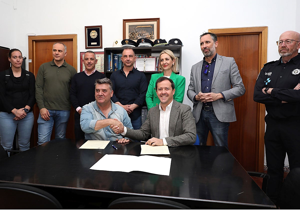 Firma del acuerdo entre Ayuntamiento y Policía Local