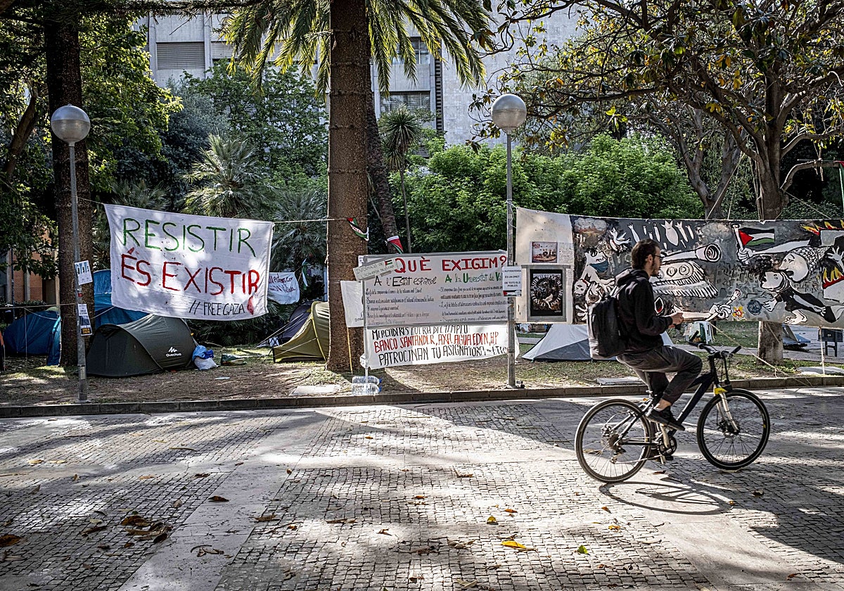 En la acampada propalestina de Valencia: «El objetivo es que esto explote de alguna manera»