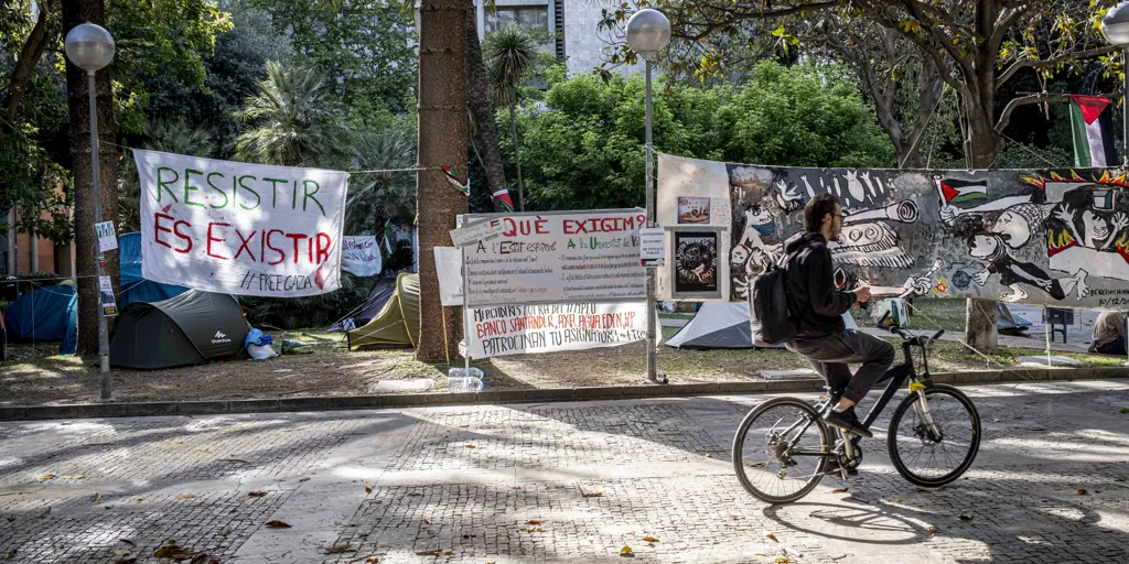 En la acampada propalestina de Valencia: «El objetivo es que esto explote de alguna manera»
