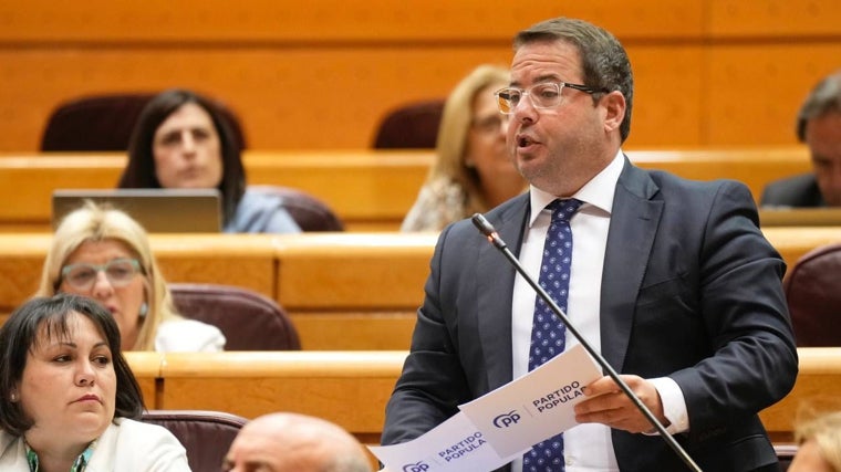 El senador Agustín Almodóbar, en la Cámara Alta.