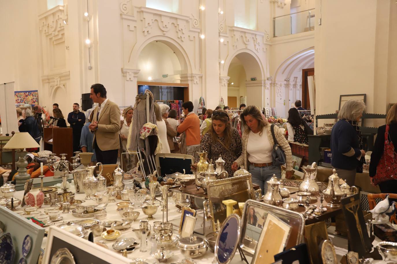 Las imágenes de la inauguración del Baratillo de Adevida en Córdoba