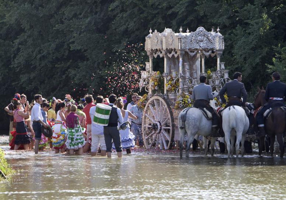 Peregrinos de esta hermandad sevillana cruzando el vado de Quema