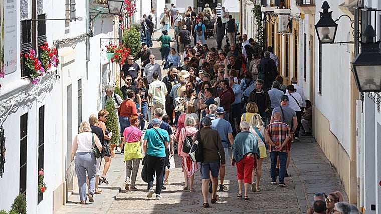 Visitantes en la calle San Basilio