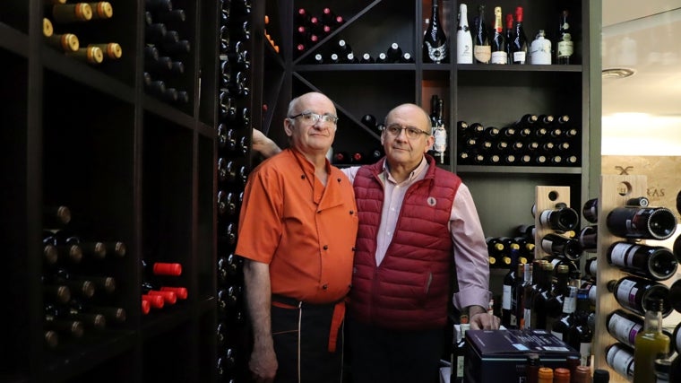 Manuel López, jede de cocina, junto a Lope López, en la bodega