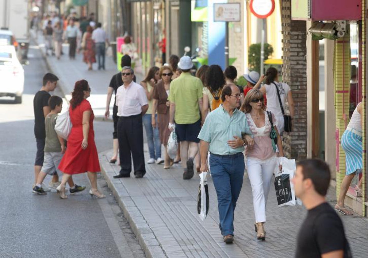 Varias personas, en una calle comercial de Córdoba