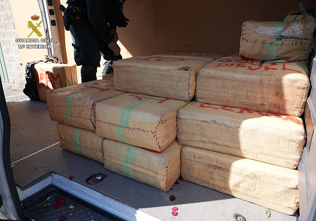 Un agente de la Guardia Civil manipula parte de la droga incautada en los registros