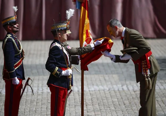 Felipe VI vuelve a jurar bandera en la Academia General Militar de Zaragoza con la Princesa Leonor formando filas