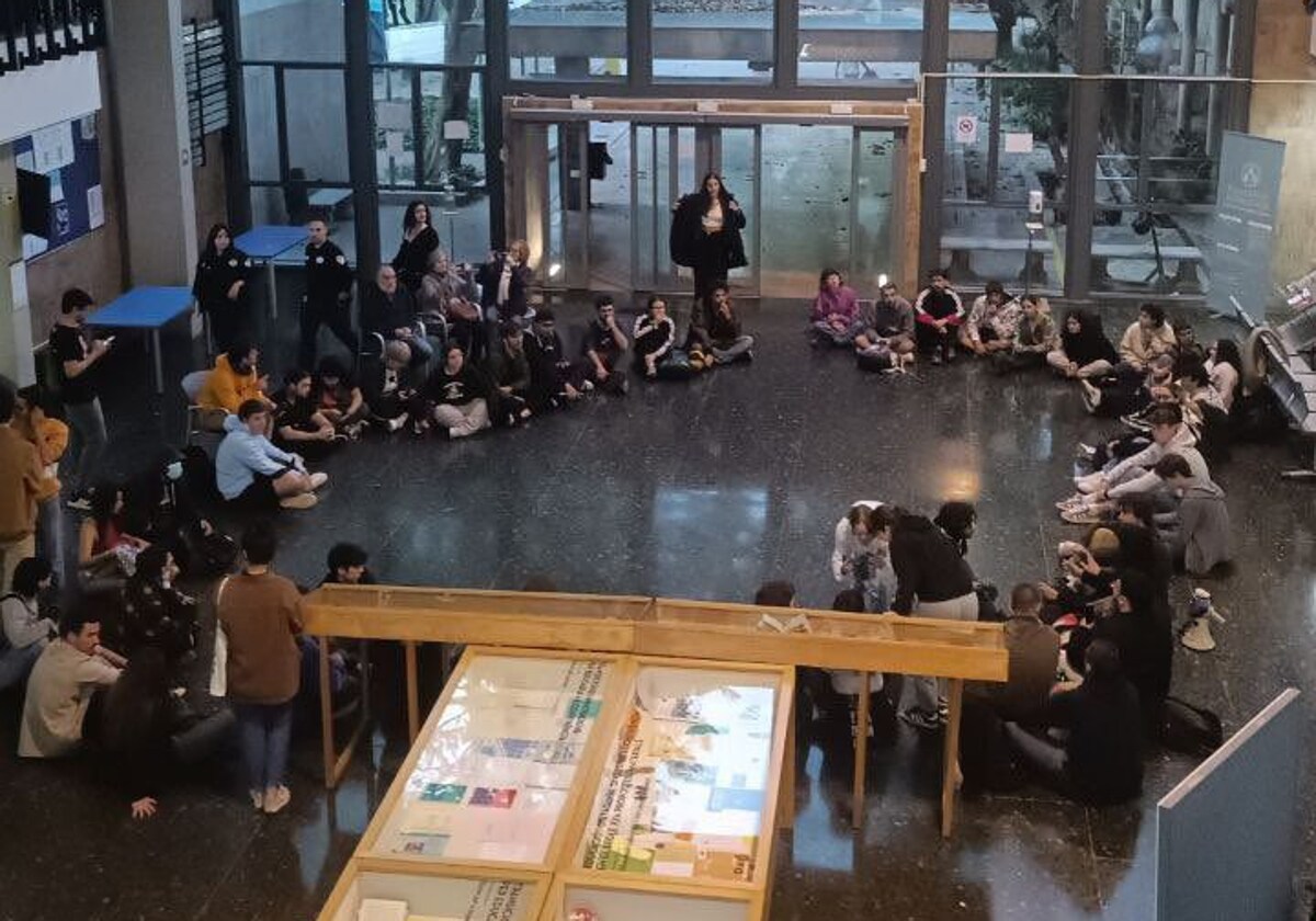 Imagen de la asamblea realizada este viernes en el hall de la Facultad de Filosofía de la Universitat de València