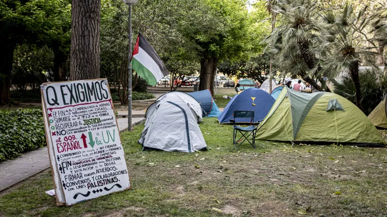 Imagen de la acampada en apoyo a Palestina en el jardín de la Facultad de Filosofía de la Universitat de València