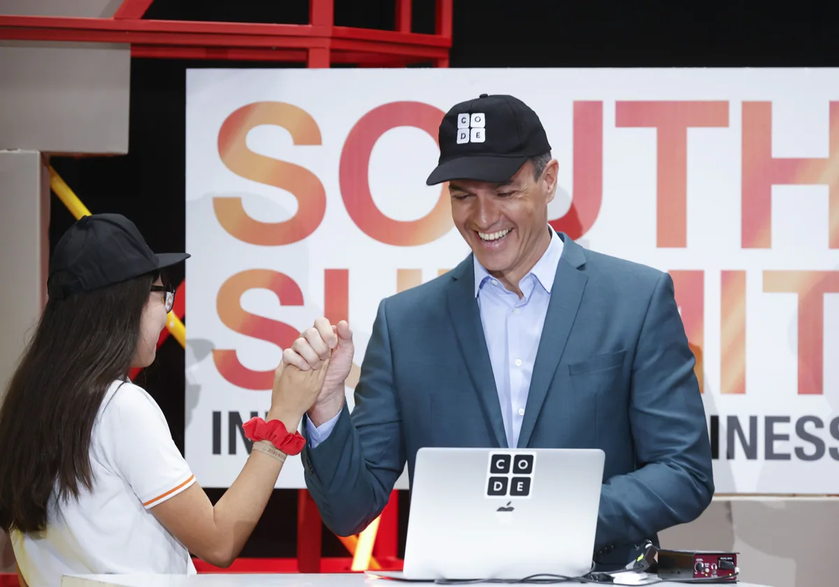 El presidente posó con una gorra en el South Summit del 2022, pero se negó a atender a los medios pese al estallido del conflicto diplomático con Argelia tras su giro con el Sahara