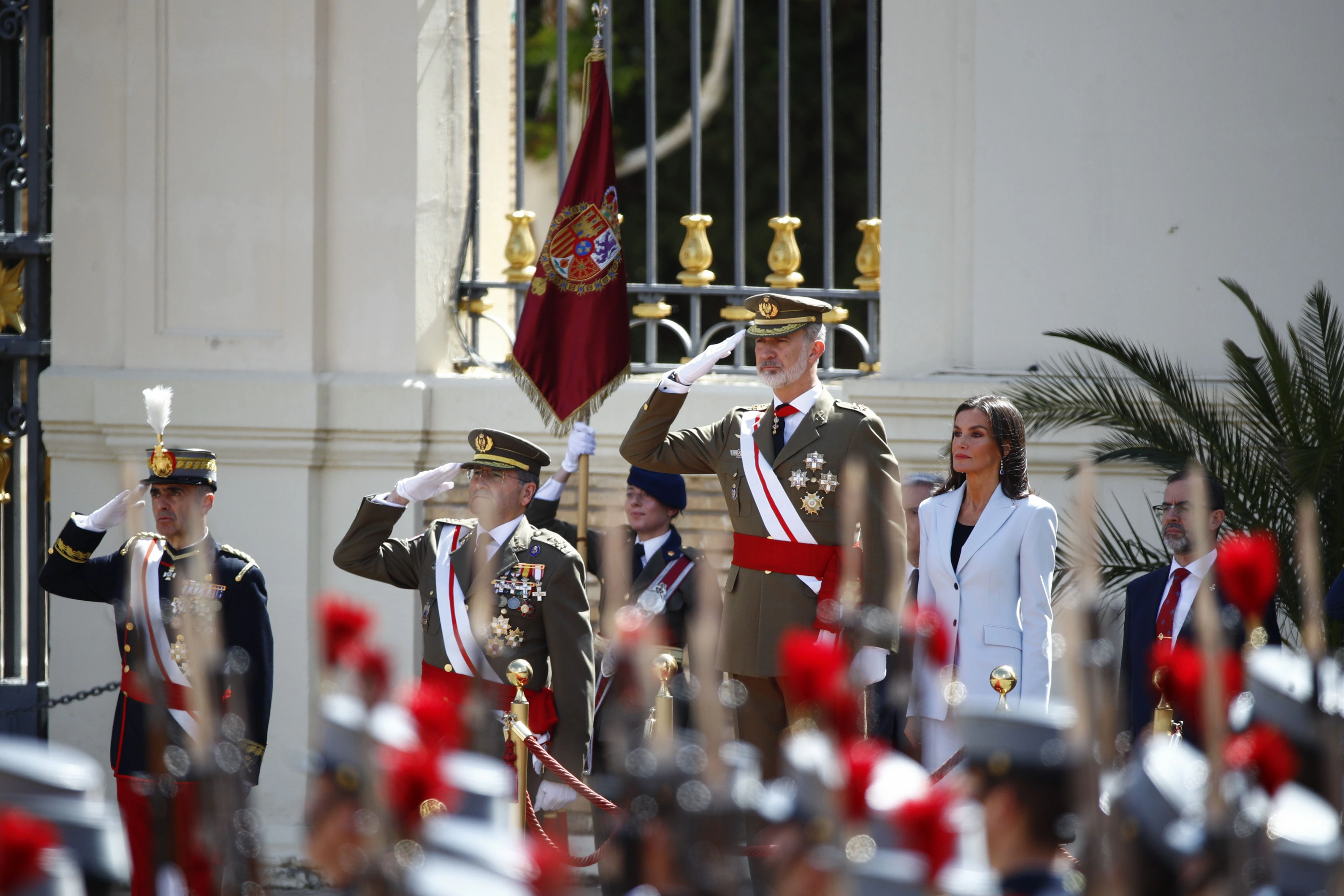 Los Reyes Felipe y Letizia durante la jura de bandera de Felipe VI en la Academia General Militar de Zaragoza