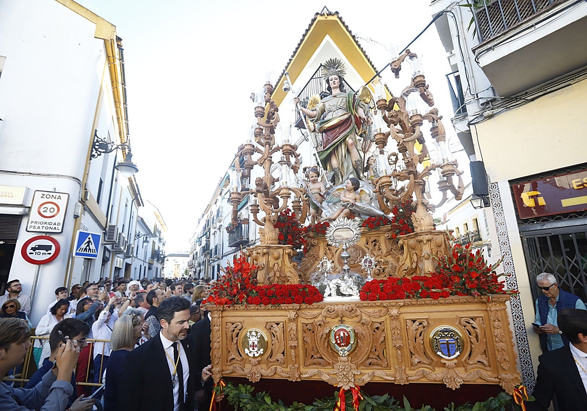 San Rafael, sobre su paso completamente terminado de tallar, el sábado por la tarde