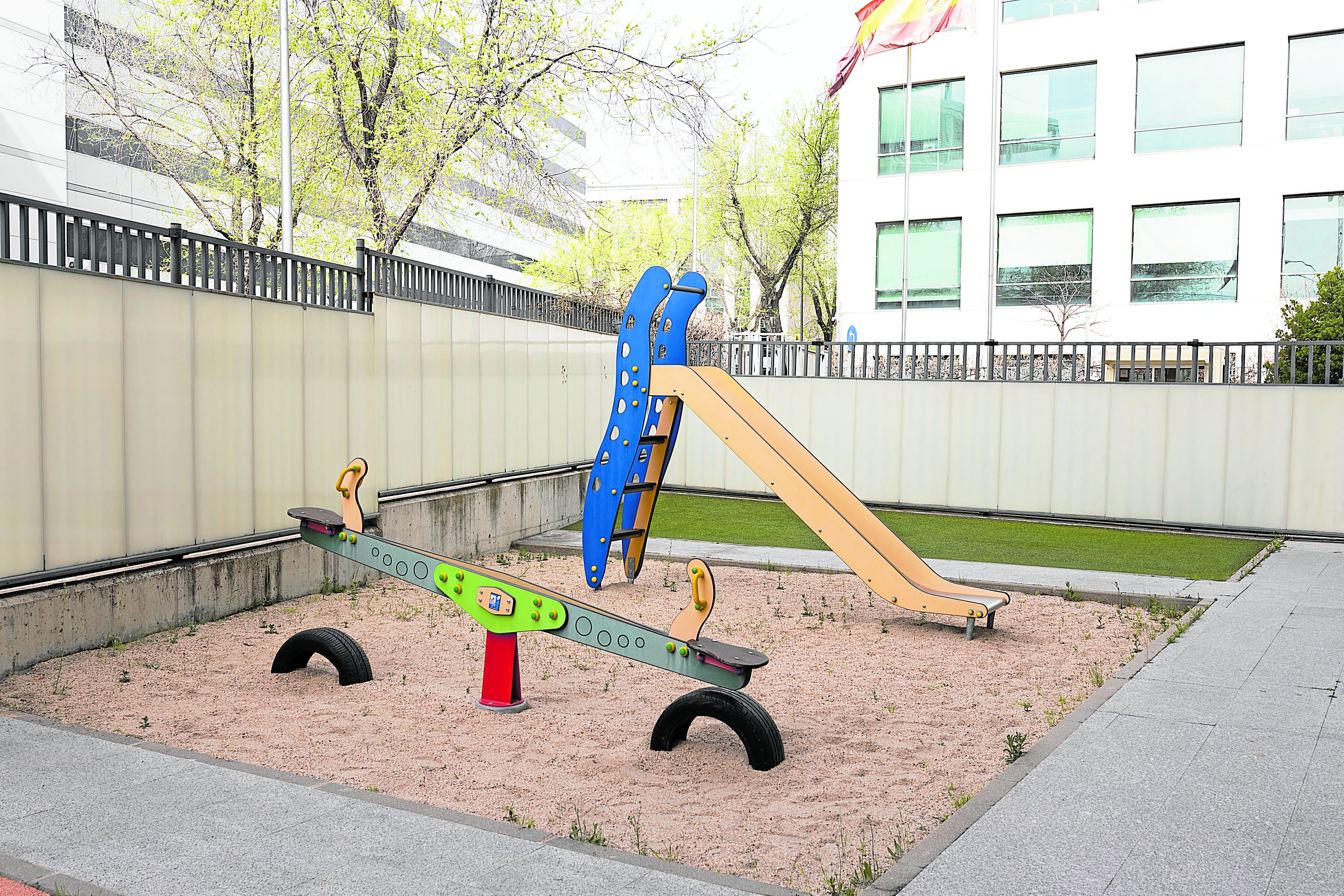 Parque infantil dentro de los juzgados