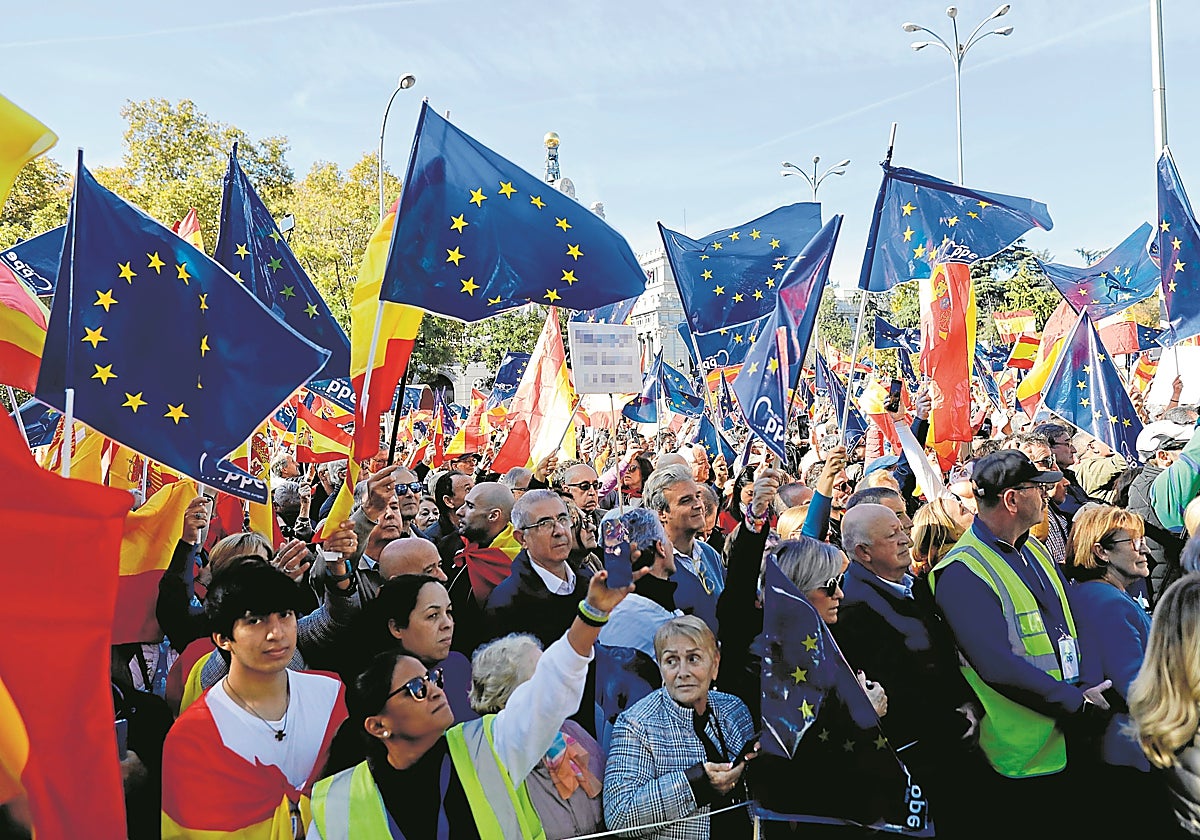 Manifestantes contra la amnistía al 'procés', en noviembre, portan banderas de la Unión Europea