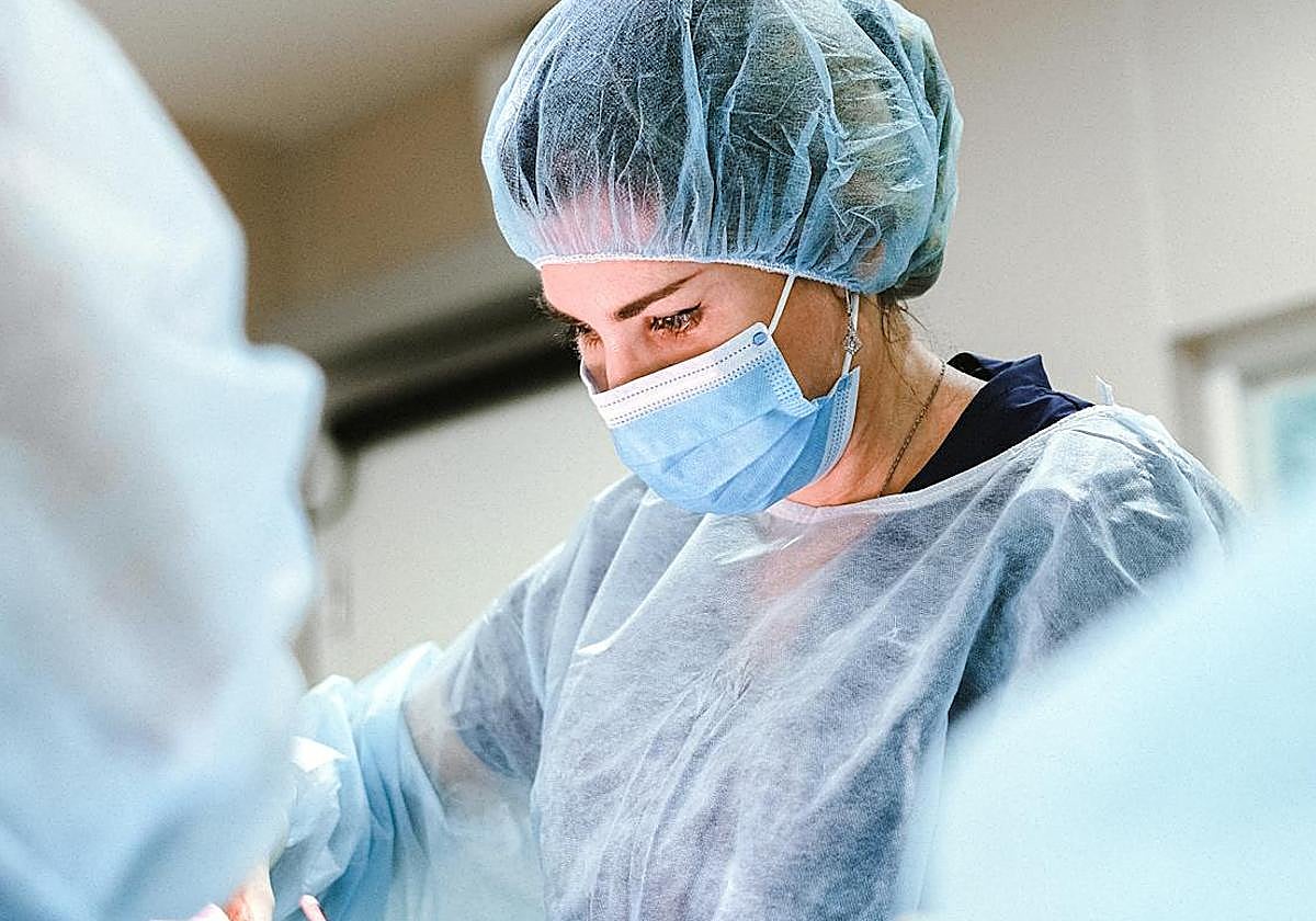 Una cirujana en plena intervención