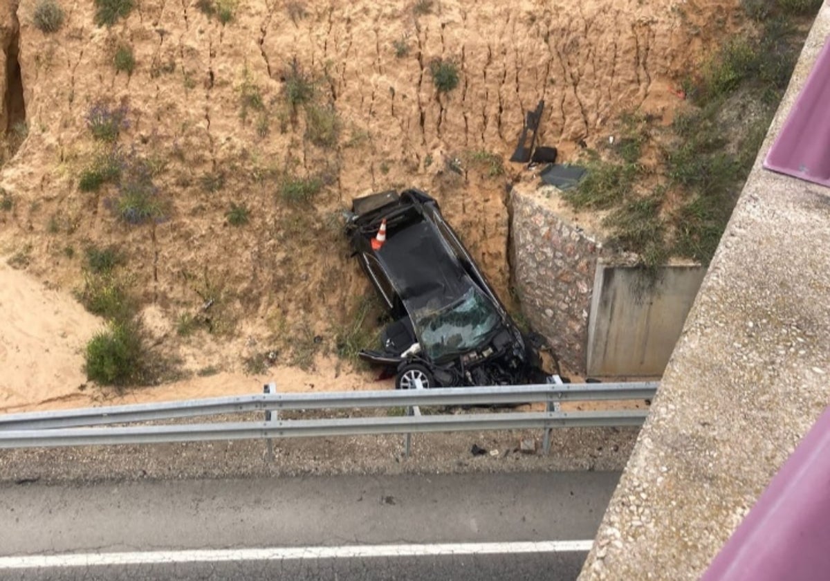 El coche continuaba esta mañana en el lugar del accidente