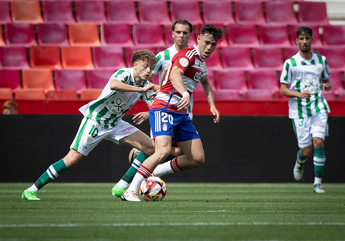 Simo intenta robar el balón a un rival del Recreativo Granada en Los Cármenes