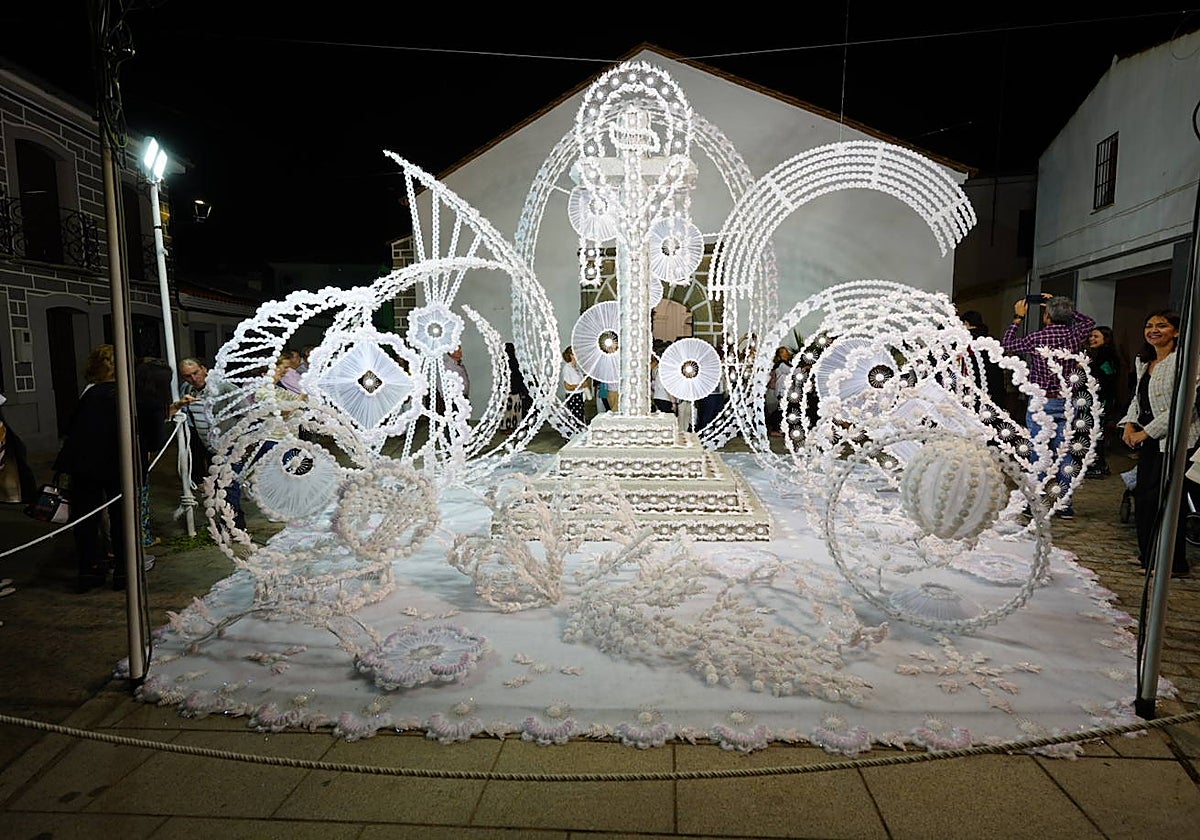 Cruz de Mayo instalada en la plaza de San Pedro de Añora