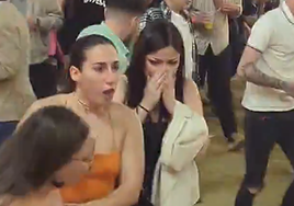Vídeo: Decenas de personas abandonan una caseta de la Feria de Jerez en la que usaron gas pimienta
