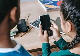Comienza el proceso de cambio del reglamento de los centros educativos de Andalucía para prohibir los móviles