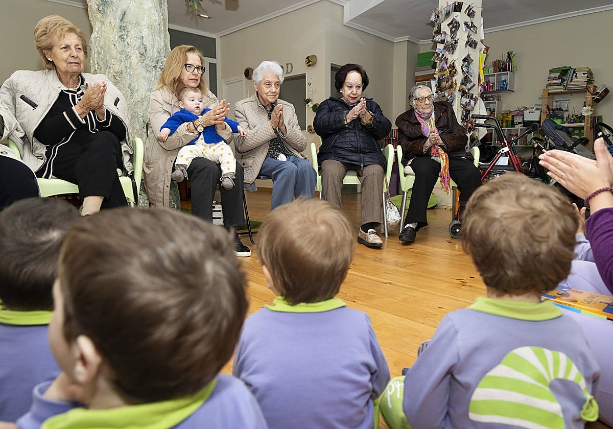El programa 'Contigo, conmigo' une a mayores de una residencia y niños de una escuela infantil