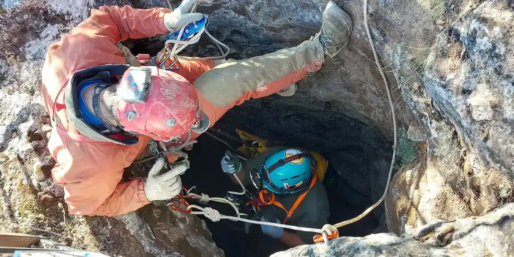 Rescatada una joven a 30 metros de profundidad mientras practicaba espeleología en una cueva de Guadalajara