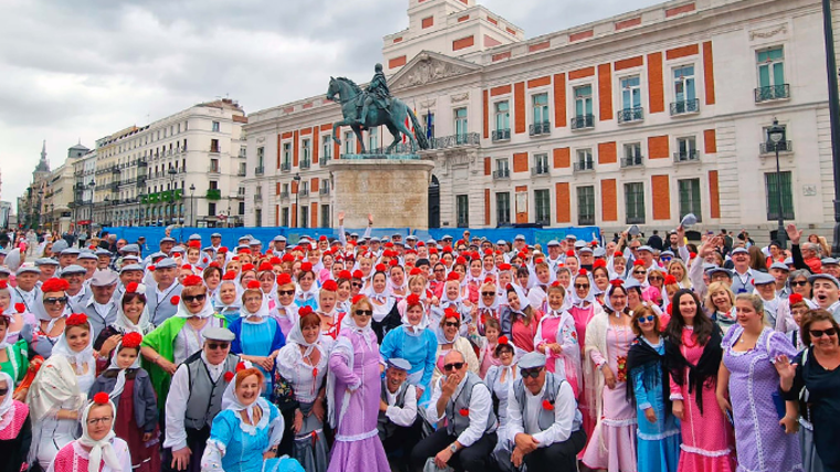 Bailarines de distintas agrupaciones de danza durante la última edición de Bailando por Madrid