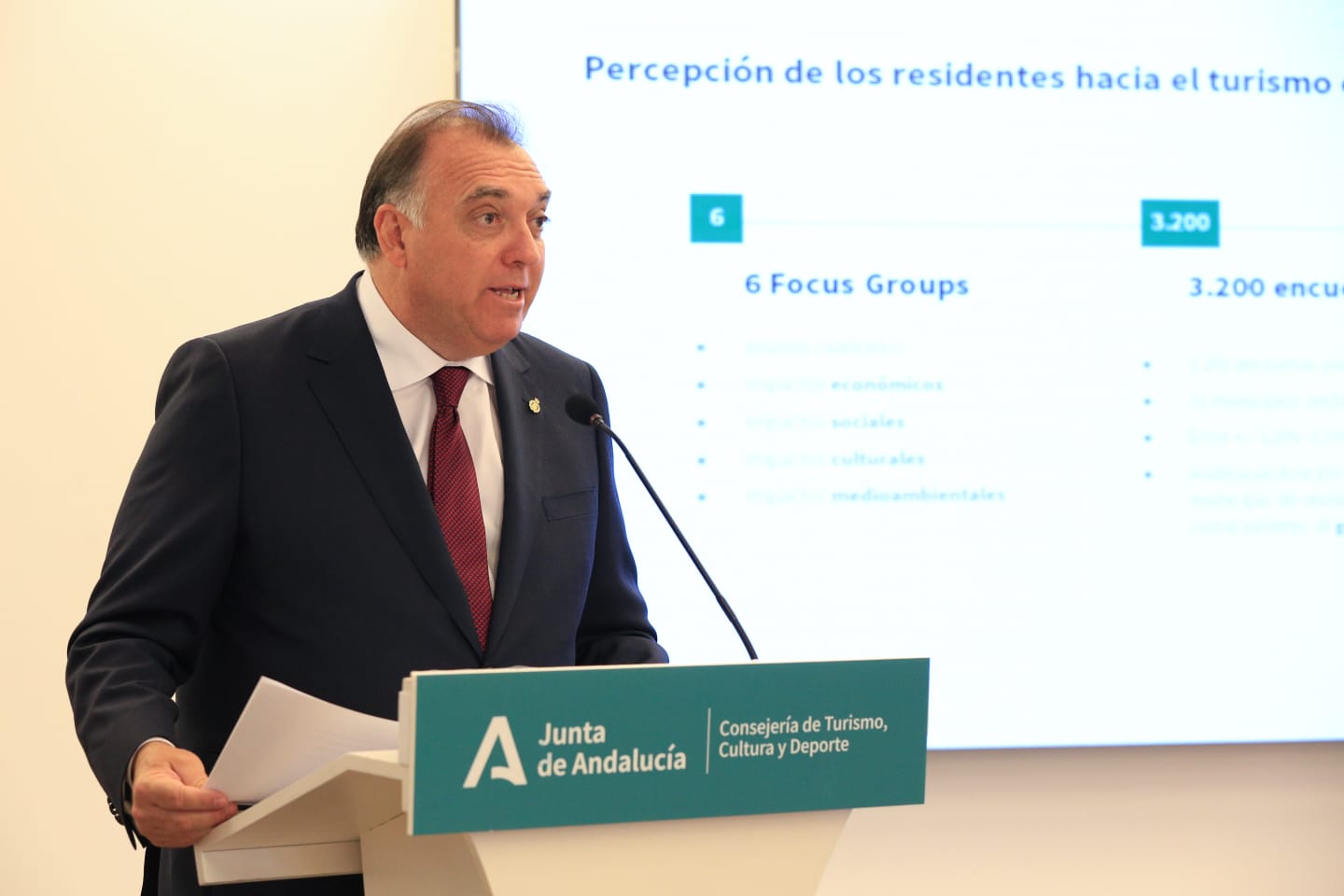 Turismo cita el 27 de mayo a la FAMP y a la CEA para buscar un acuerdo en torno a la implantación de la tasa turística