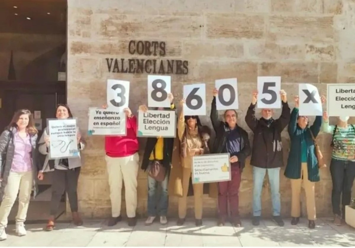 La presidenta de Hablamos Español, Gloria Lago, con otros miembros de la asociación ante las Cortes Valencianas, en una manifestación pasada.