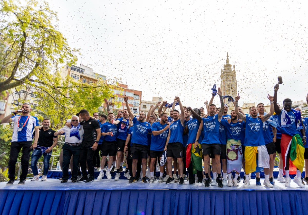 Imagen de la celebración de la plantilla del Hércules CF por su ascenso a Primera RFEF
