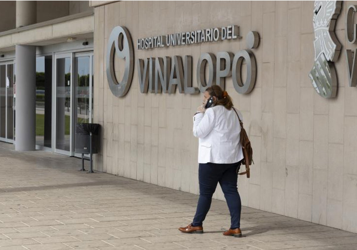 Una mujer camina junto a una entrada del Hospital Universatario del Vinalopó, en Elche.