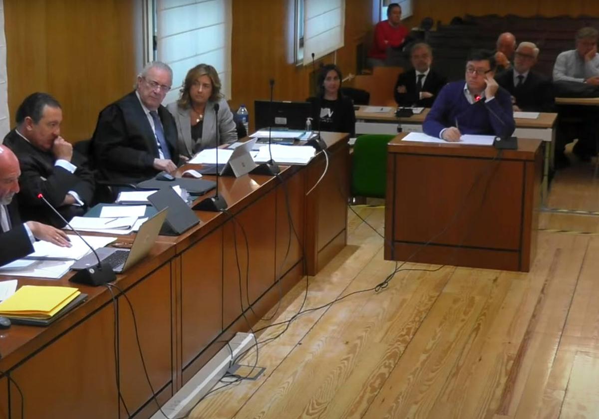 El exviceconsejero de Economía de la Junta, Rafael Delgado, principal acusado en el 'caso de la Perla Negra' durante una de las sesiones del juicio que está teniendo lugar en la Audiencia Provincial de Valladolid