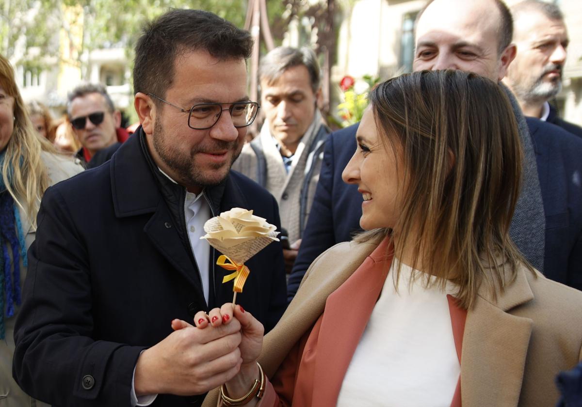 Pere Aragonès, candidato de ERC en las elecciones catalanas, junto a su mujer, Janina Juli Pujol