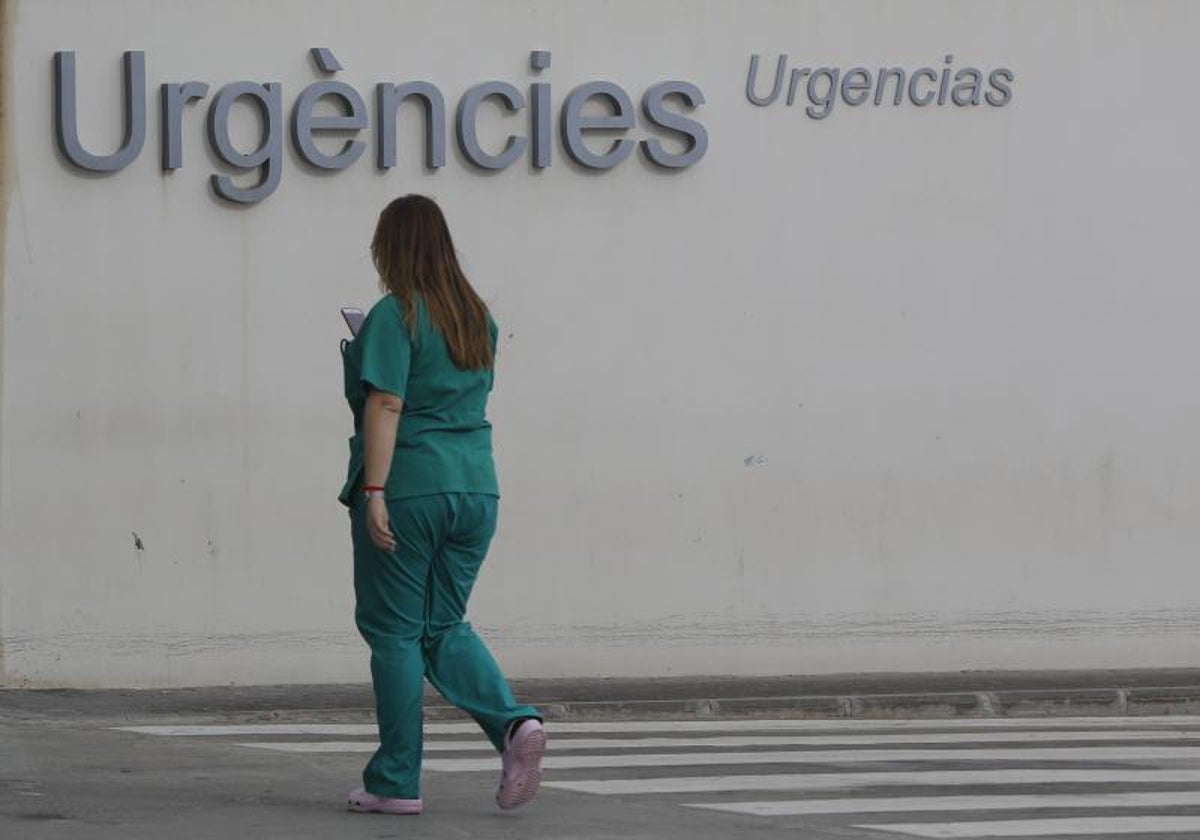 Una sanitaria junto a un centro hospitalario de la Comunidad Valenciana.