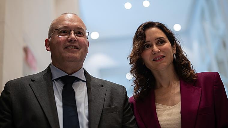 Tellado advierte que Sánchez es «una verdadera amenaza para la democracia» y le califica de «autócrata»