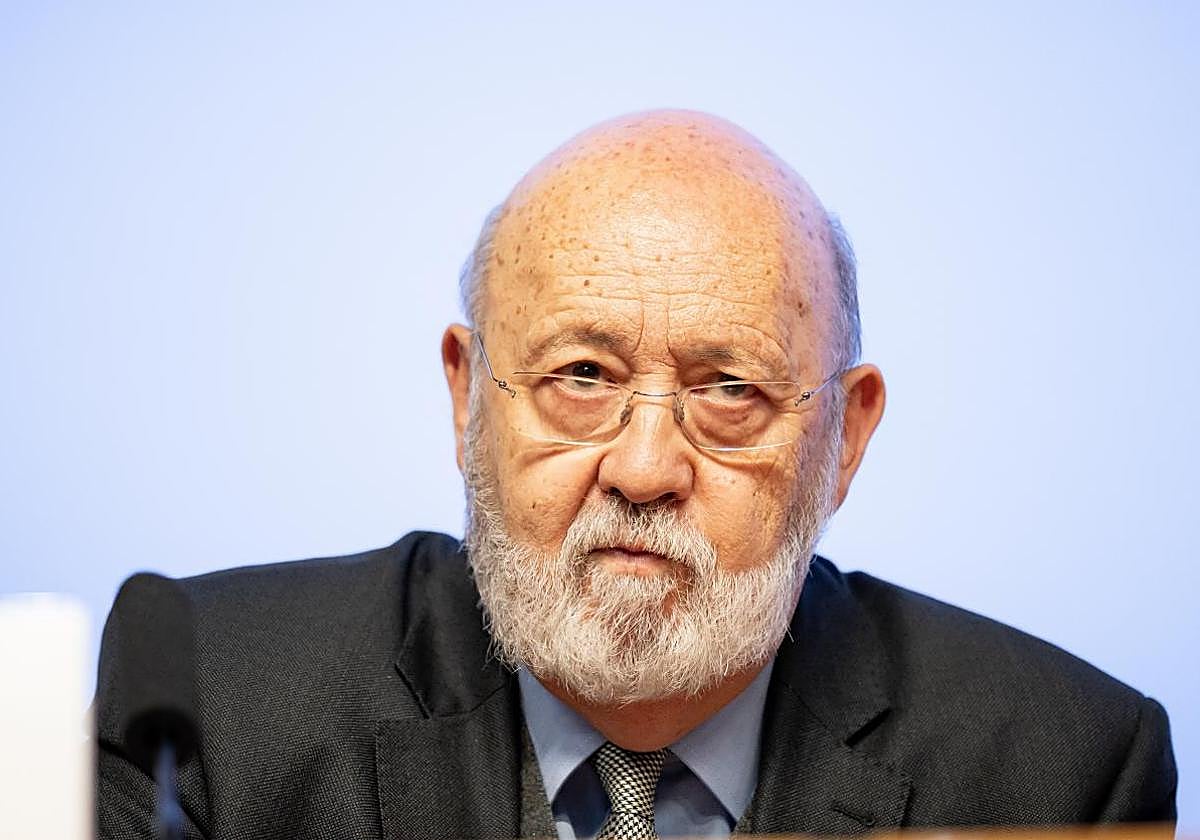 Tezanos se defiende tras el expediente de la Junta Electoral: no «incumplió» la legislación electoral con el CIS &#039;flash&#039; de Sánchez