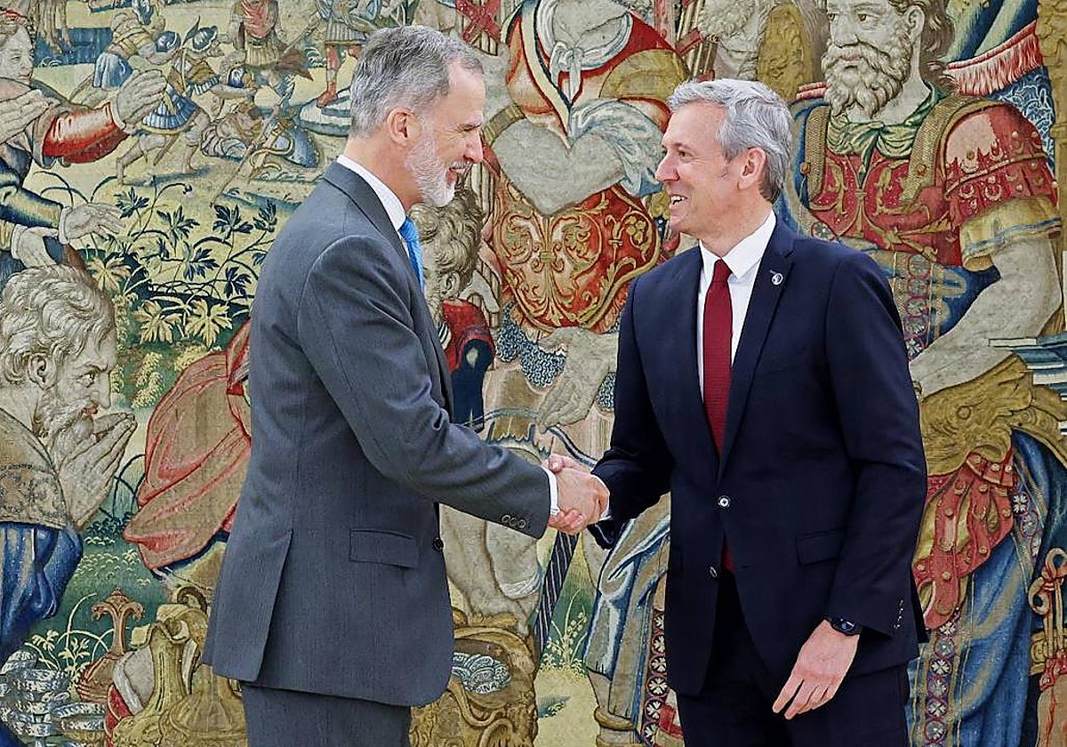 El Rey Felipe VI, el martes, recibiendo a Alfonso Rueda en la Zarzuela