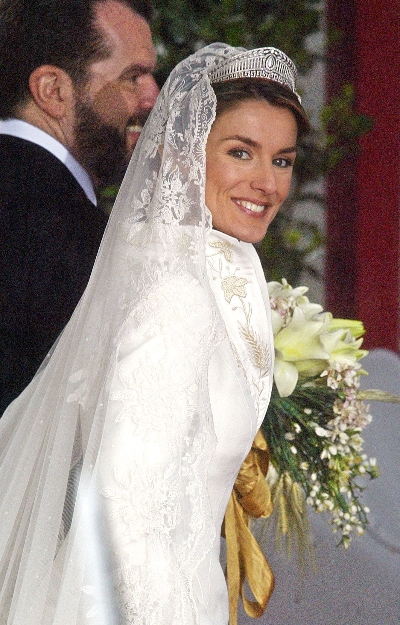 Nada más bajar del vehículo, Doña Letizia lanzó una sonrisa a los fotógrafos allí presentes. Se dirigió hacia la entrada de la catedral de la Almudena del brazo de su padre, Jesús Ortiz. Nada más entrar en la iglesia, a las 11:12 horas, comenzó a sonar la interpretación al órgano del 'Opues 7 nº 3' en si bemol, del compositor alemán Haendel. Cuentan las crónicas que la entonces periodista arrastraba un problema de amigdalitis que le causó fiebre aquella misma mañana. Por este motivo, la Reina adelgazó varios kilos los días previos a la boda, lo que le generó algunos problemas con el vestido. 