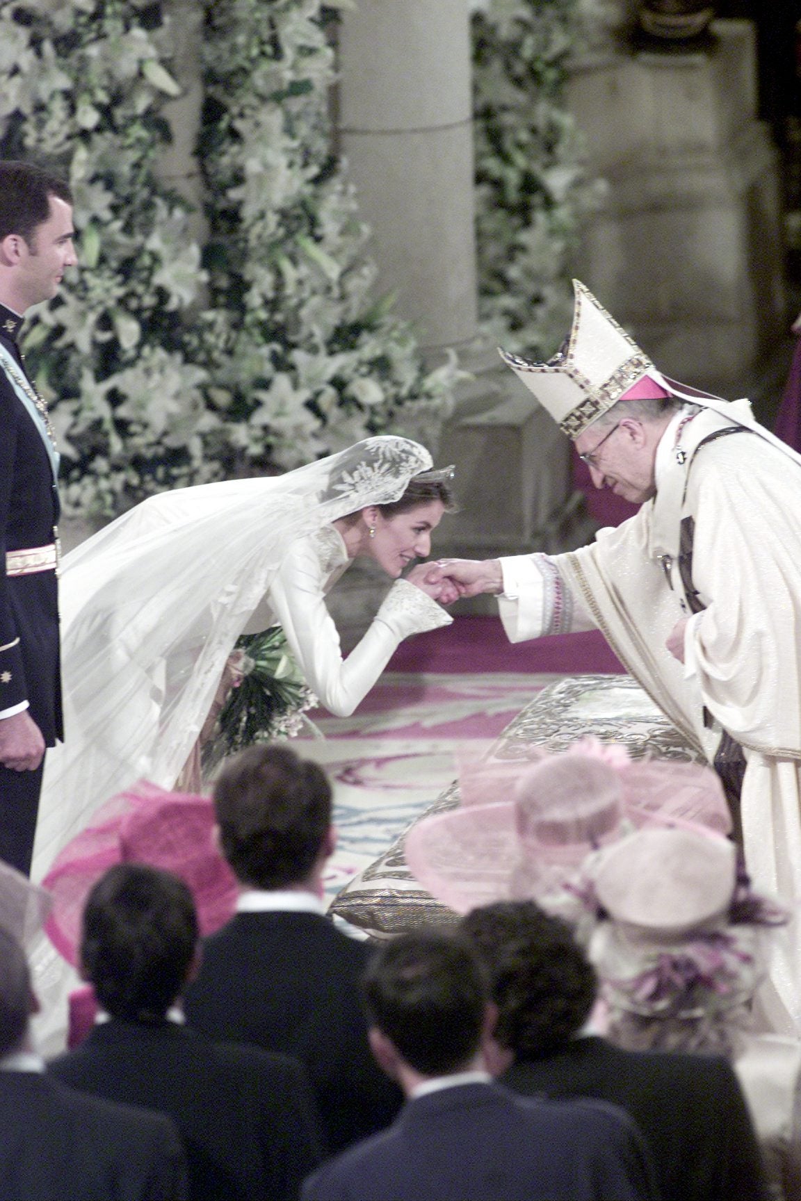 Al comienzo de la eucaristía, Doña Letizia saludó al entonces cardenal arzobispo de Madrid, Antonio María Rouco Varela, quien ofició la boda. Fue una petición de Don Juan Carlos, quien le expresó sus deseos de que fuera él quien oficiase la misa. Además, fue también el padre del Rey quien solicitó al entonces presidente de la Conferencia Episcopal Española que la boda se pudiera celebrar en la catedral de Santa María la Real de la Almudena. El enlace entre el entonces Príncipe de Asturias con Doña Letizia fue la primera boda que se celebró en el templo. 