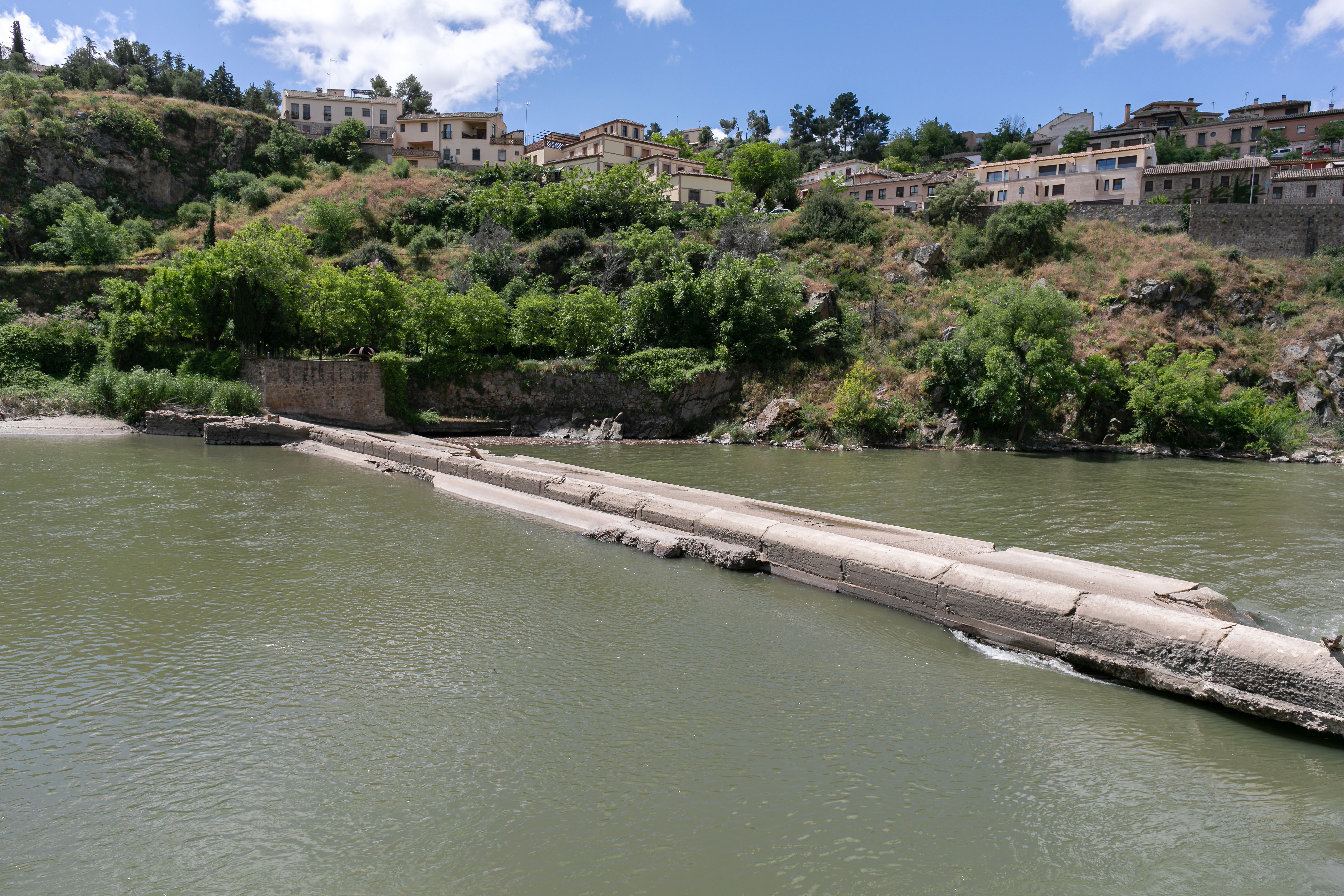 El exiguo caudal del Tajo a su por Toledo en mayo de 2024, en imágenes