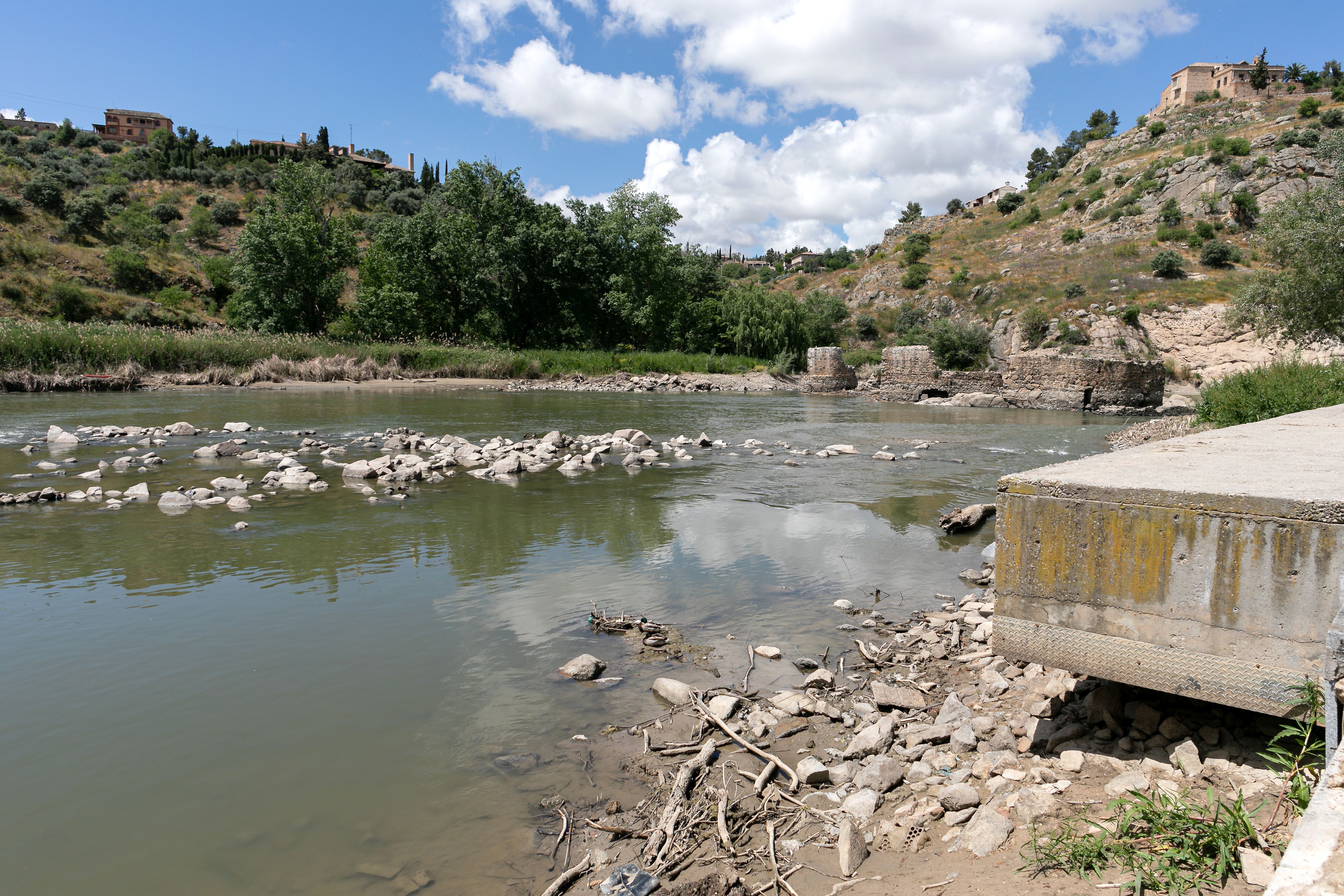 El exiguo caudal del Tajo a su por Toledo en mayo de 2024, en imágenes