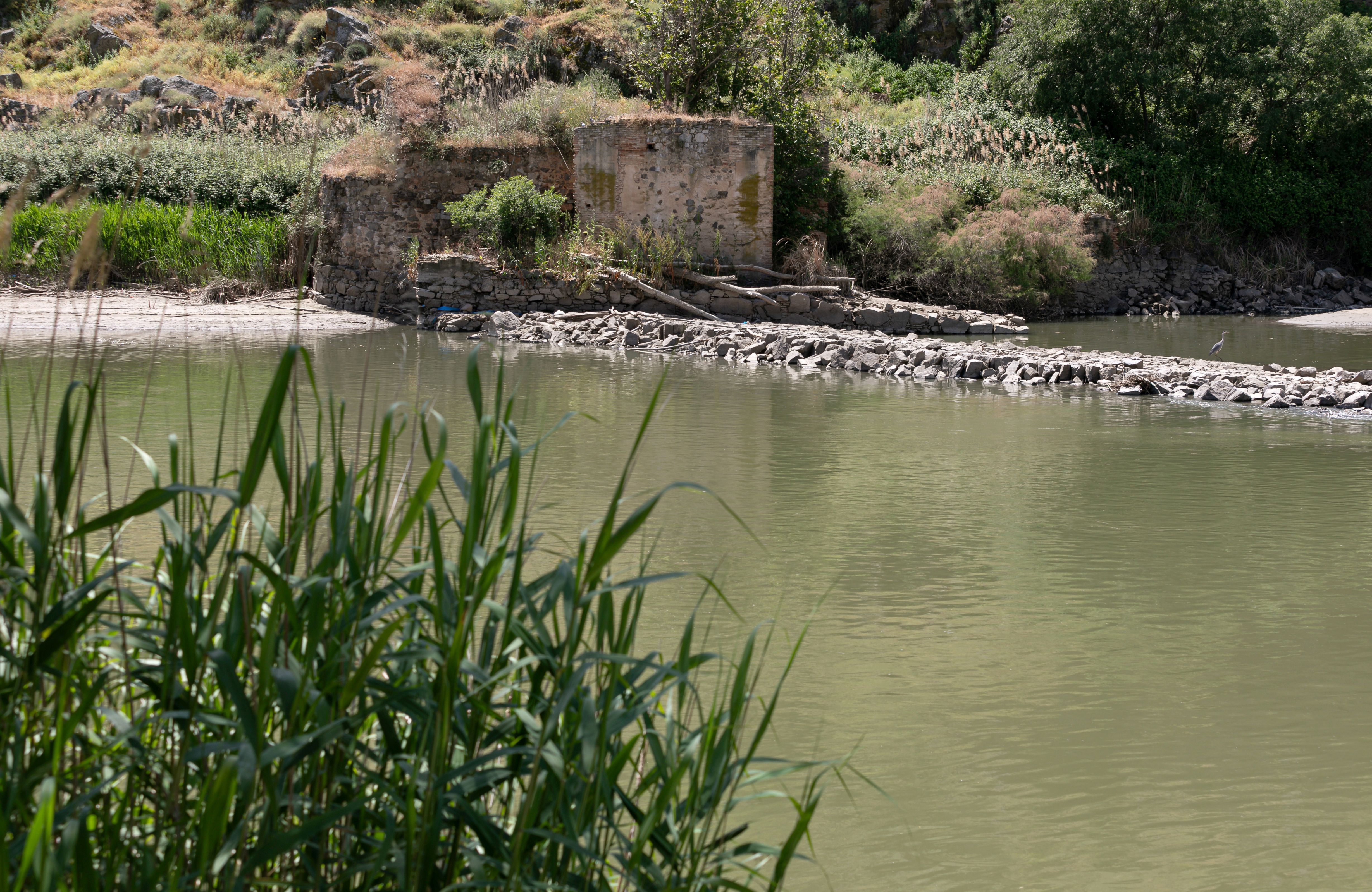 El exiguo caudal del Tajo a su por Toledo en mayo de 2024, en imágenes