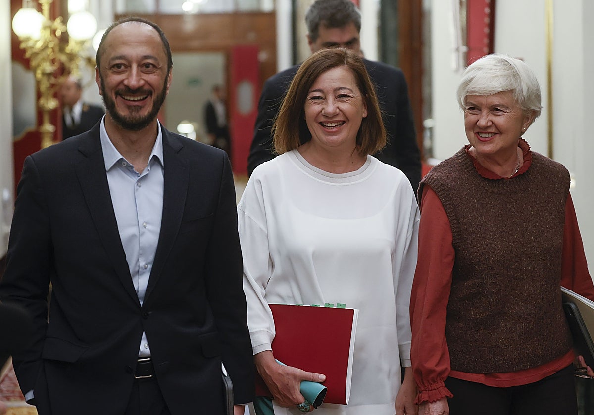 Los socialistas Alfonso Rodríguez Gómez de Celis, Francina Armengol e Isaura Leal, a su llegada a la reunión de la Mesa del Congreso