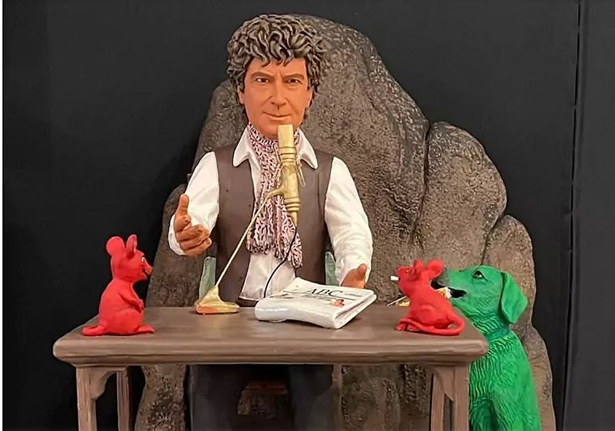 Jesús Quintero, el 'Loco de la Colina', con un ejemplar de ABC